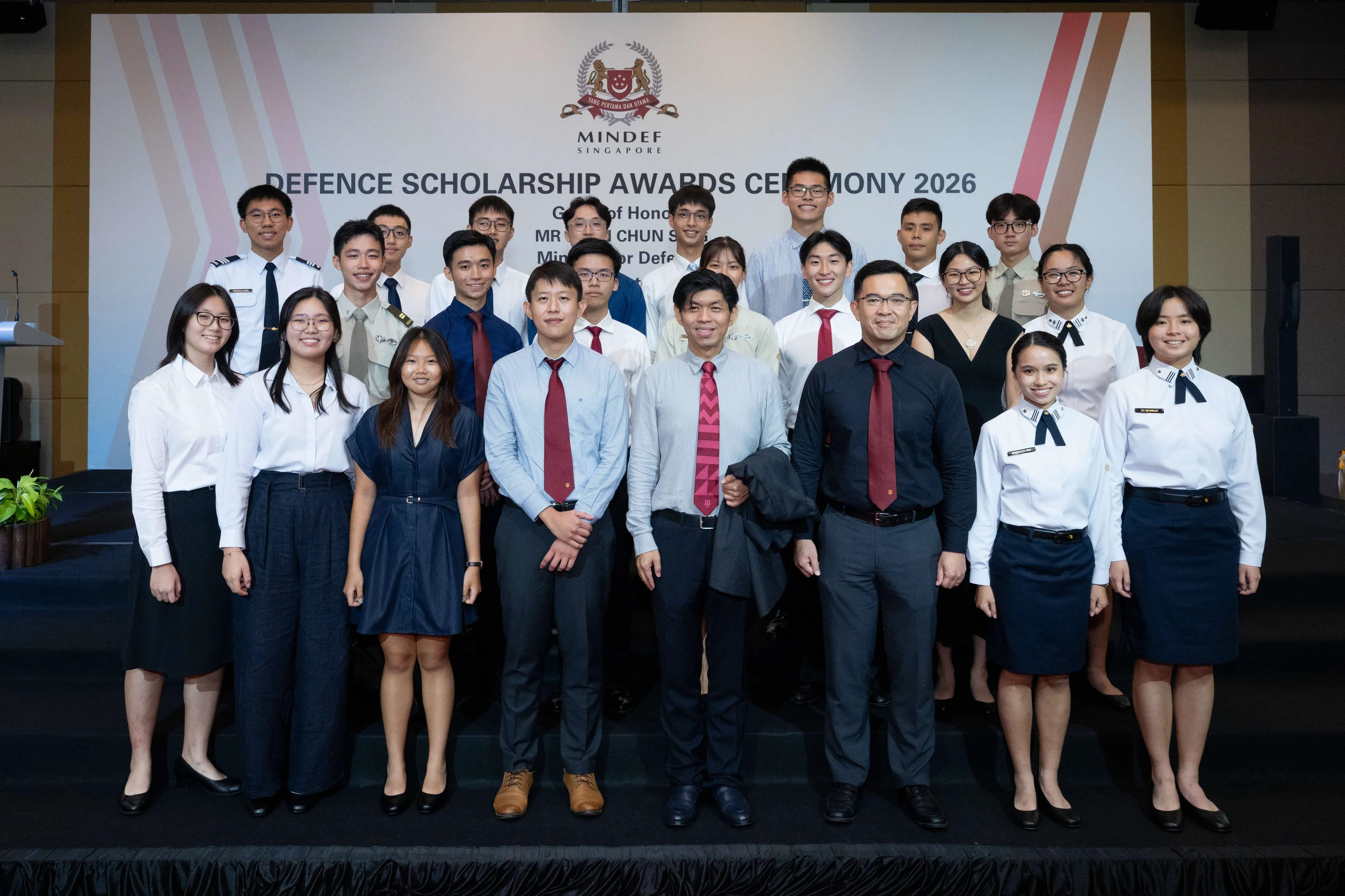 Group photo with Principal Mr Lee Peck Ping, Deputy Principal Mr Ng Say Tiong, and our 2026 Defence Scholarship recipients.